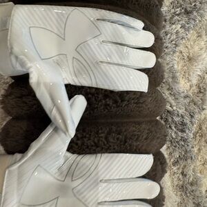 Under Armour white/ Cream Athletic Gloves/ football gloves